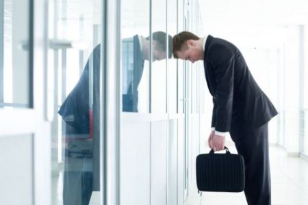 Алименттен қарызым бар екенлиги себепли ҳеш бир мәкеме жумысқа алмай атыр? Нызам бойынша бул дурыс па?