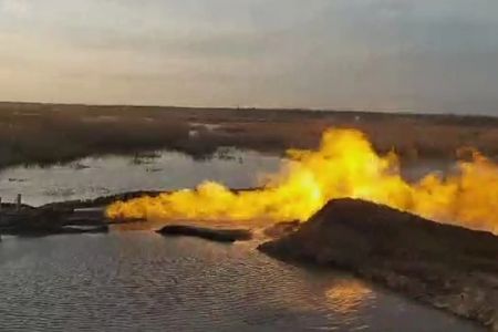 Мойнақтағы «Арқа Бердақ» кәнинде еки газ қудығы иске түсирилди. «Үшсай» көли бойындағы қудықтан да газ қазып алыў басланды