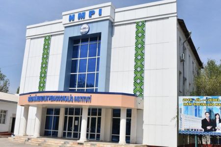 Қарақалпақстандағы жоқары оқыў орынларына неше грант, неше контракт орынлары ажыратылған?