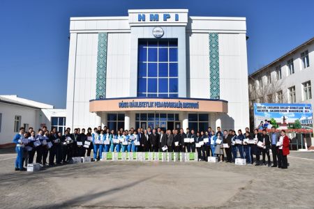 «Универсиада» жарысларында тарийхый нәтийжелерди қолға киргизген студентлер ҳәм олардың тренер-оқытыўшылары мүнәсип сыйлықланды