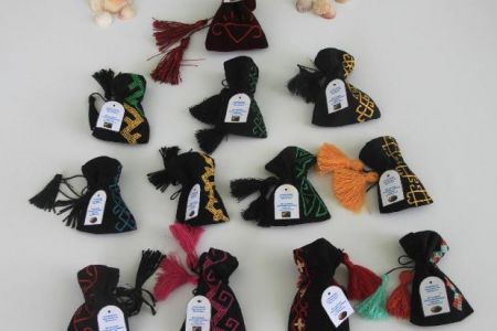 Теңиз бақаншақларынан сувенир. Қанлыкөлде Арал теңизи бақаншақларынан сувенир ислеп шығарылмақта