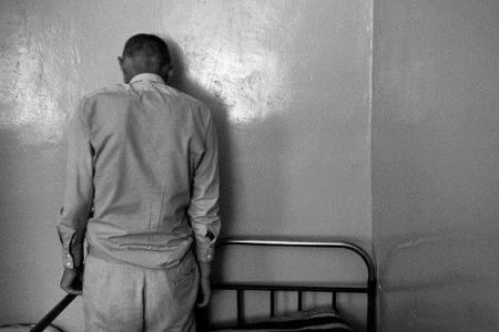 Төрткүлде күйеўи уйқыдағы өз ҳаялын балта менен шаўып таслаған. Сенат баслығы Денсаўлықты сақлаў министрлигин айыпламақта