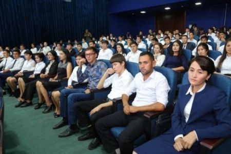 Өзбекстан көлеминде өткерилген «Изҳор» қосық ҳәм гүрриңлер таңлаўында нөкисли мектеп оқыўшысы жеңимпаз болды