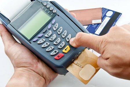 Пластик карта ийеси PIN-кодты өзи териўи керек пе?