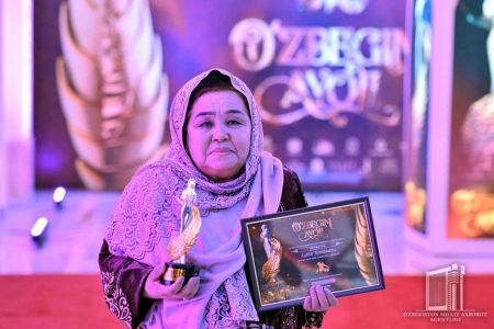 51 жылдан берли Мойнақта акушерлик етип киятырған Қәлбийке Жийемуратова «Дәўжүрек ҳаял» бағдарының жеңимпазы деп табылды