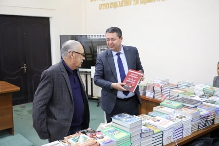 Институтқа жаңа атамадағы бир ярым мыңнан аслам көркем-әдебий китаплар алып келинди