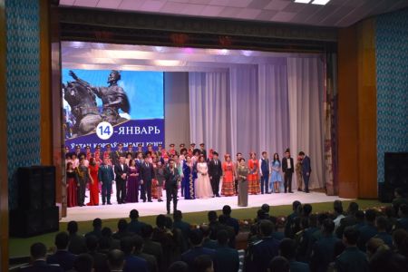 Театрда байрамға арналған концерт болып өтти (фоторепортаж)