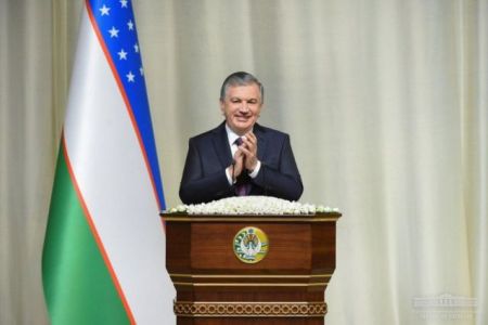 Президент Шавкат Мирзиёев ҳаял-қызларды байрам менен қутлықлады