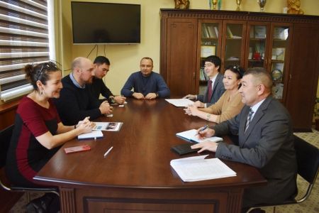 Халықаралық бирге ислесиў: НМПИде «American Corner» заманагөй китапханасын шөлкемлестириў жобаластырылмақта. Россиялы археолог илимпазлар менен жумыслар даўам етеди