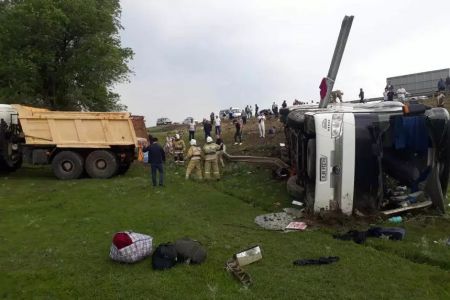 «Нөкис-Алматы» жөнелиси бойлап ҳәрекетленип баратырған автобус Қазақстанда ЖТҲға ушырады. Қайтыс болғанлар бар