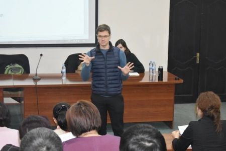 Институтта америкалы тренер-оқытыўшылар илимий-методикалық семинар өткерди