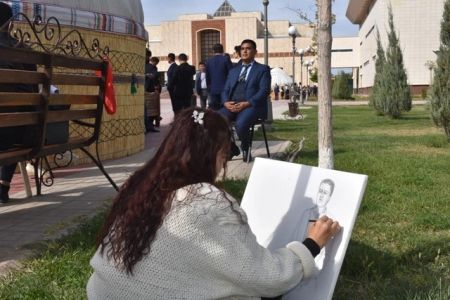 Көркем өнер музейи алдында байрам сейили болып өтпекте (фоторепортаж)
