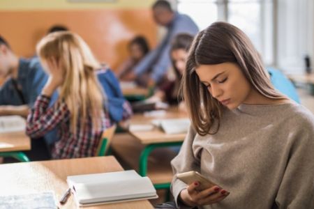 Оқыў орынларының электр дәреклеринен телефонды зарядлаўға рухсат етилген бе? Қадаған етилген нәрселер нелерден ибарат?