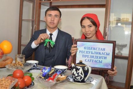 Той сейилинде Шавкат Мирзиёев пенен ушырасқан қарақалпақстанлы жас шаңараққа жаңа үй саўға етилди