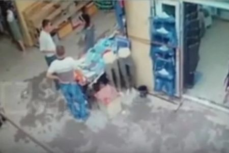 Хожели базары басшылары дүкан ийесиниң товарларын шашып таслағаны сүўретленген видео тарқалды. Биз жағдайды үйрендик