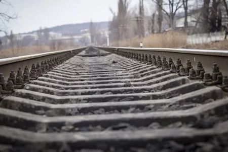 Нөкисте жолаўшы поезди 76 жаслы пуқараны дүгип кетти