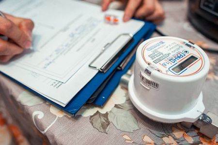 Шымбайда энергия ресурслары ҳәм ишимлик суўынан пайдаланыў қағыйдаларын бузған 4 лаўазымлы шахс ҳәм 30 физикалық шахс жуўапкершиликке тартылды