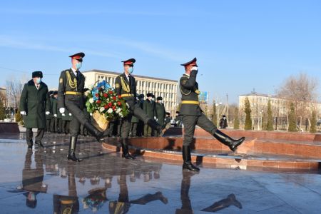 Нөкисте «Ҳәсиретли ана» естелигине гүл қойылды. Байрамға арналған әскерий сап тартып жүриў салтанаты болып өтти (фоторепортаж)