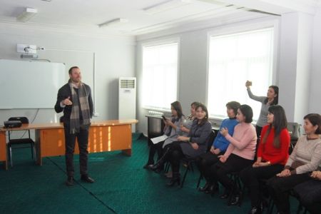 Инглис тили бойынша дүньяға белгили америкалы қәниге НМПИде семинар-тренинг өткерди