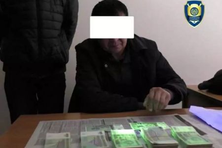 Пуқараға оқымаған болса да «права» алып бериўди ўәде еткен уста қолға алынды