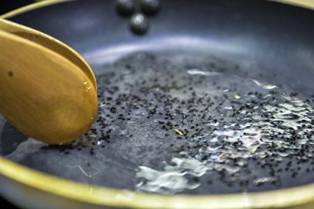 Илимпазлар астына қатырмайтуғын қапламалы ыдыслар рак кеселлигин келтирип шығарыўы мүмкинлигин айтпақта