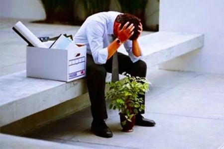 Усы жыл январь-июнь айларында бәнтликке көмеклесиў орайына мүрәжат еткенлердиң нешеўи жумыс пенен тәмийинленген?