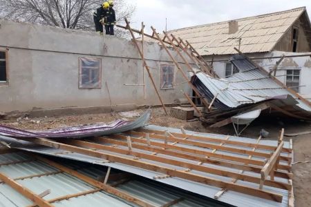 Қарақалпақстанда бақланған күшли самал ақыбетинде зыян көрген имаратлар ҳаққында мағлыўмат берилди