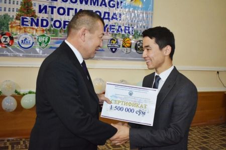 Жыл жуўмағы: Институтта «Жыл студенти» таңлаўының жеңимпазлары ҳәм белсенди студентлер сыйлықланды