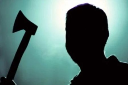 Әмиўдәрьяда әке өз қызы ҳәм ҳаялын балталап, өзин асты