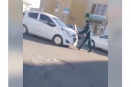 Нөкисте «Spark» басқарыўшысы жол-патруль хызметкерин автомобиль капоты үстинде ярым километр аралыққа шекем сүйреп кетти