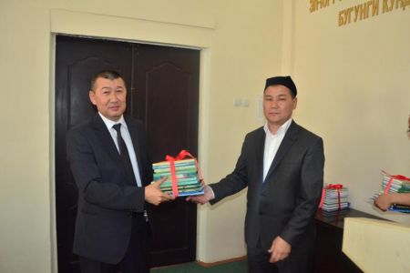 НМПИге тәрбиялық мазмундағы 1200 дана жаңа китаплар саўға етилди