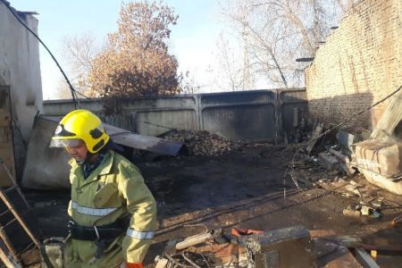 Рәсмий: Нөкис қаласында жанармай сақлаў орнында өрт жүз берди. 19 жаслы өсипирим жарақат алды