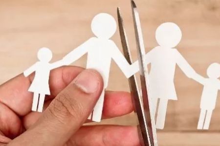 Ерли-зайып ажырасып кетсе, перзентлердиң ким менен қалыўы қандай тәртипте белгиленеди?