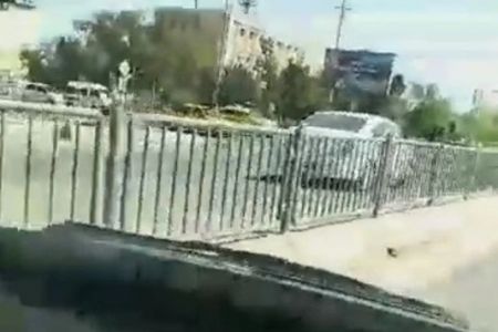 Нөкисте Cobalt автомобили жолдың қарама-қарсы тәрепинде ҳәрекетленди (видео)