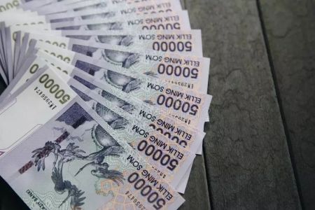 Грант тийкарында «беслик» ҳәм «төртлик» стипендияға оқып атырғанларға қайтарып төленетуғын бес айлық стипендия муғдары анық болды