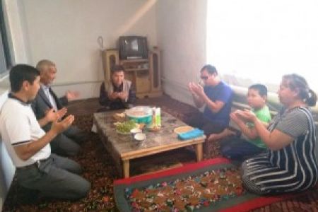 Мойнақ районы ҳәкимлиги райондағы имканияты шекленген пуқараға үй саўға етти