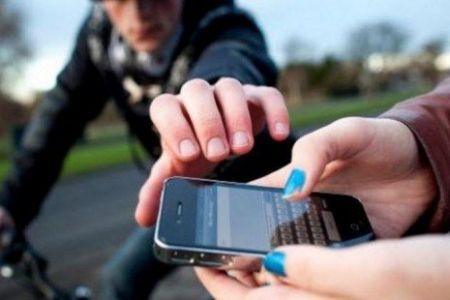 Нөкисте қызды қорқытып, телефонын алып қойған шахс усланды