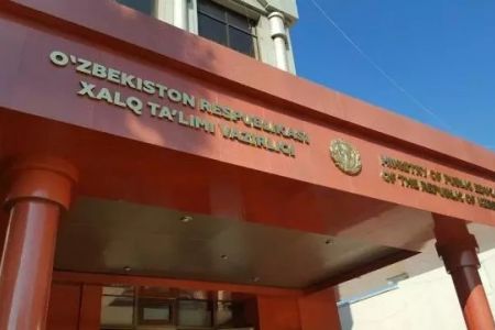 Халық билимлендириў системасындағы ең көп сын мақалалар қайсы ўәлаятларға туўры келеди? Қарақалпақстан нешинши орында?