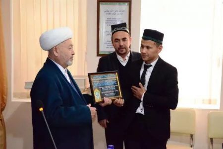 Нөкистеги орта арнаўлы ислам оқыў орнының төрт талабасының шәртнама пуллары «Вақф» қоры тәрепинен төлеп берилди